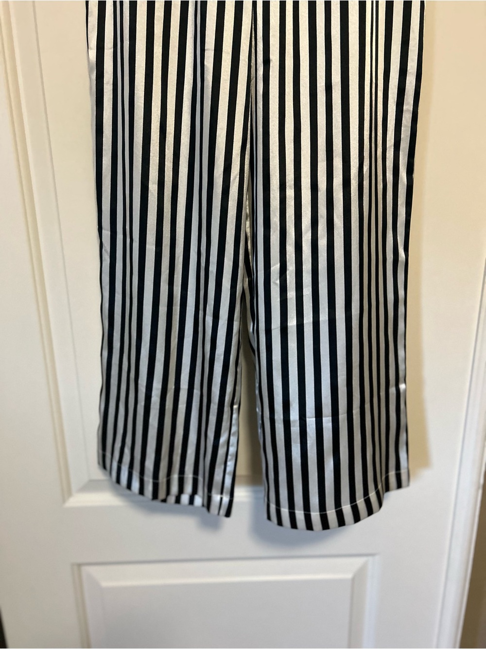 New!! 🥱💤🖤 Victoria's Secret Black & White Striped Satin Pajama Set 😴💤🖤 - Picture 8 of 15